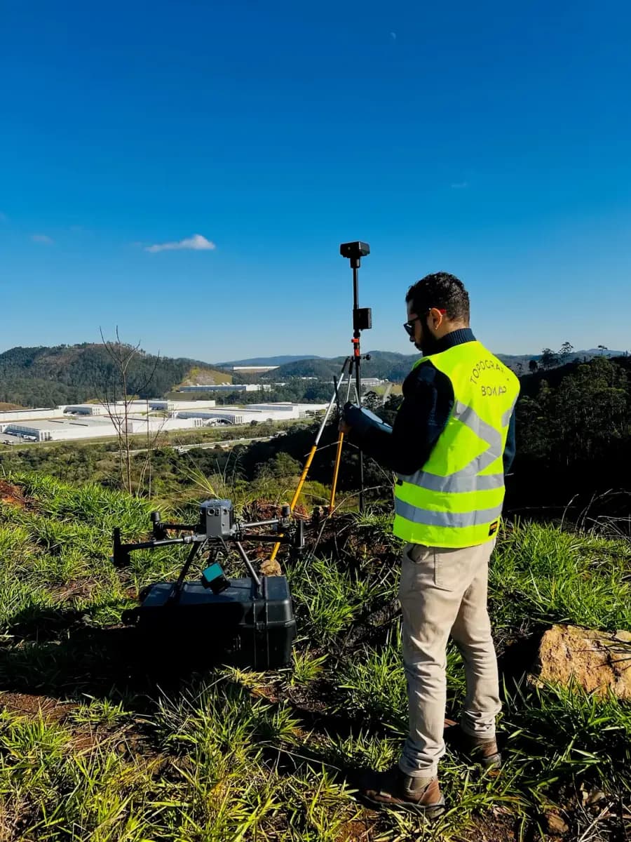 Aerolevantamento com drone e base GNSS sobre vale