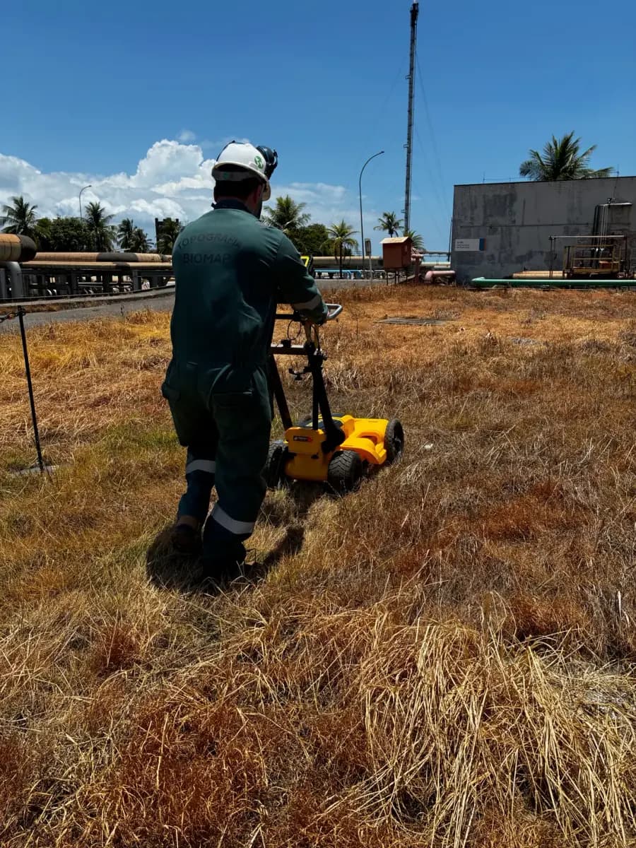 Investigação de subsolo com georadar GPR em campo