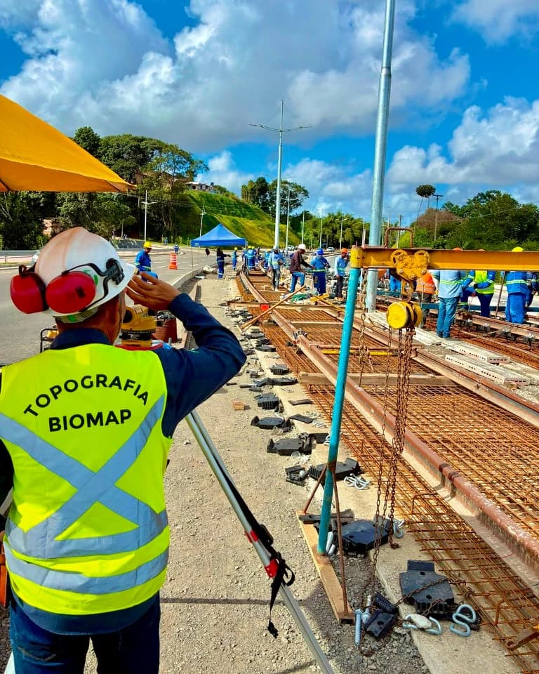Equipe BIOMAP fazendo locação de eixos em obra ferroviária