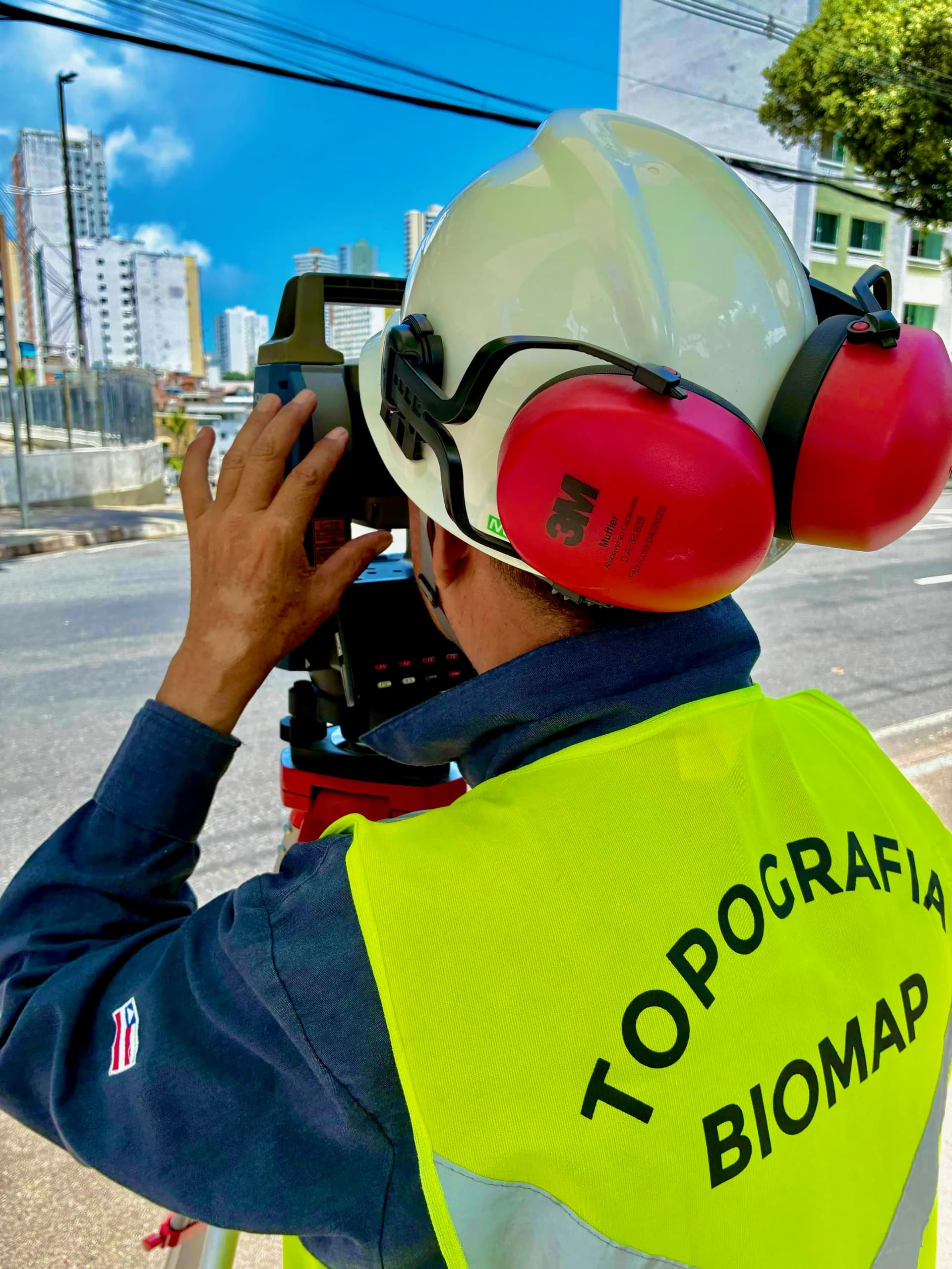 Topógrafo da BIOMAP operando estação total