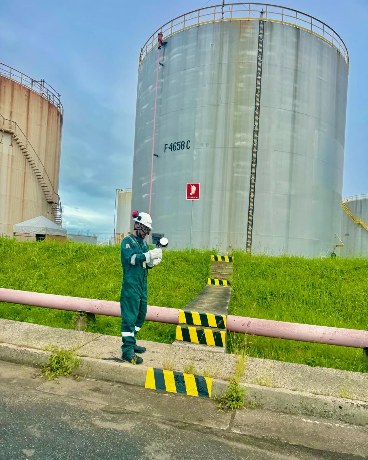 Operador BIOMAP escaneando tanques industriais com o RS10 SLAM