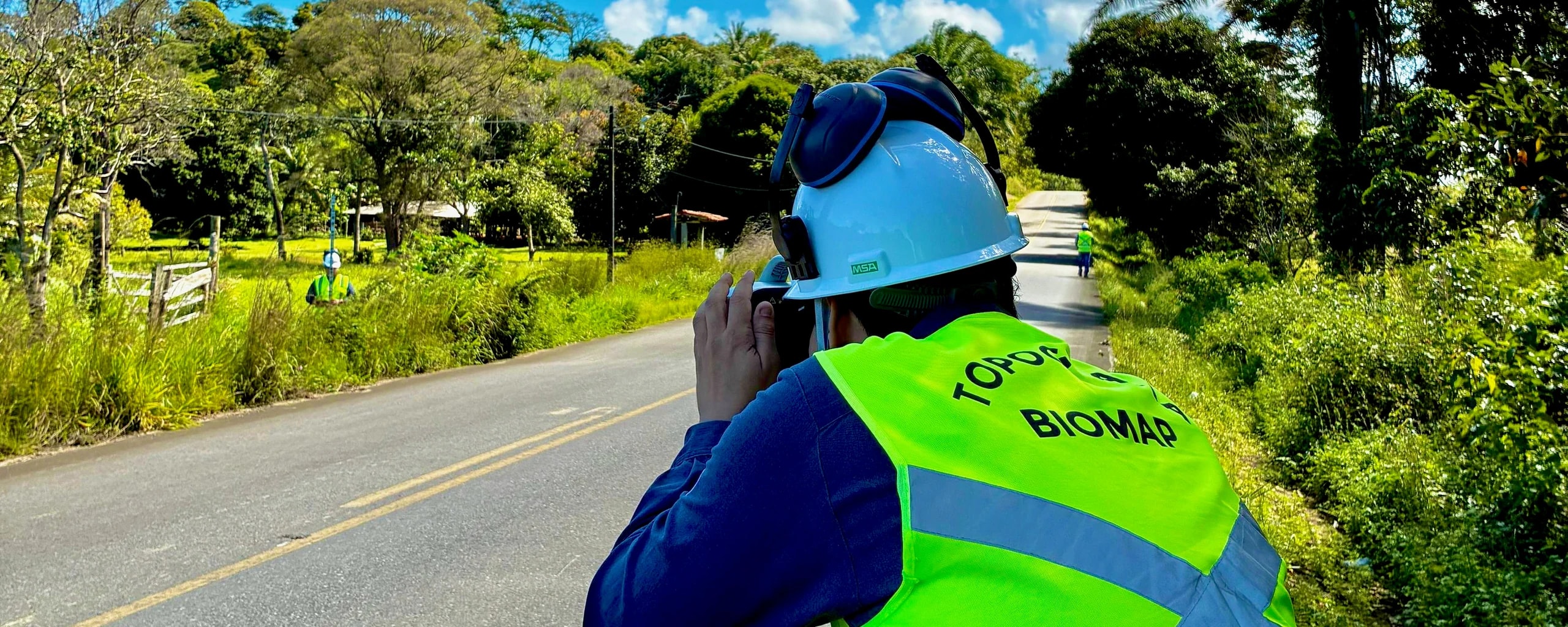 Operador BIOMAP com estação total à beira de rodovia