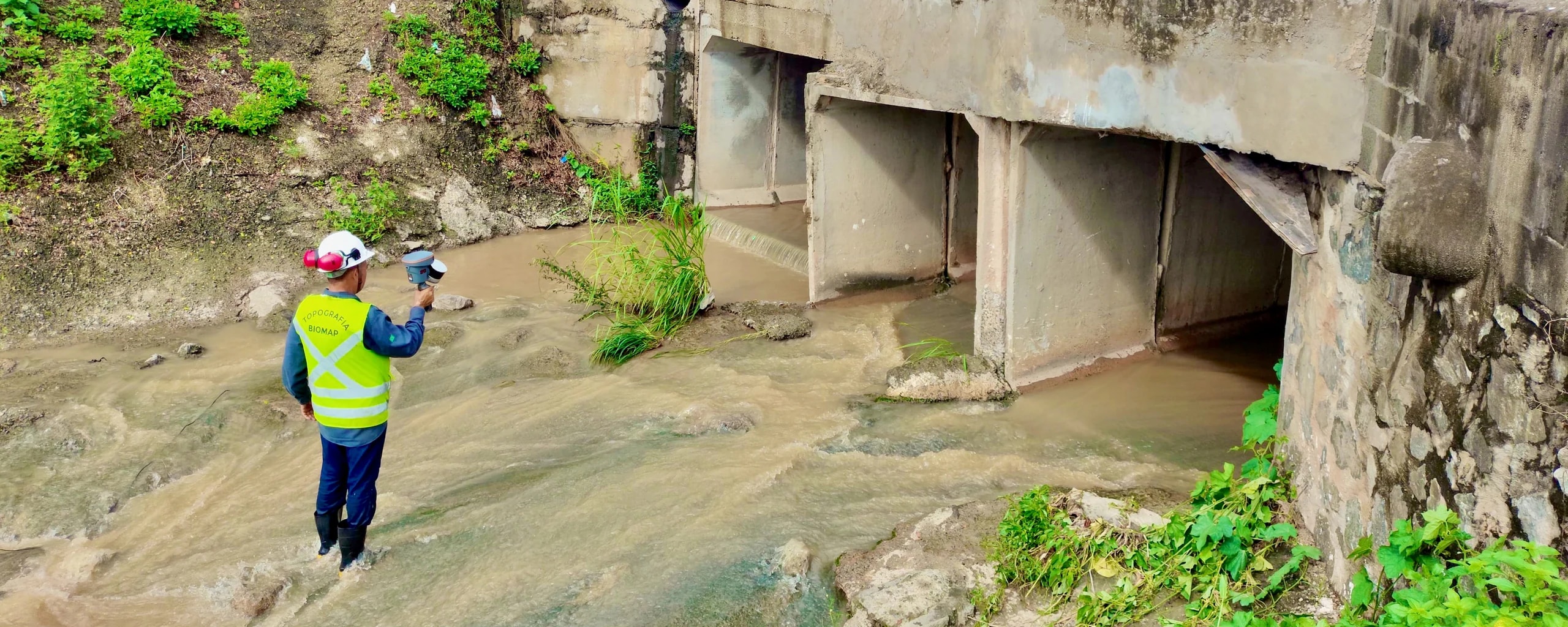 Operador BIOMAP escaneando galeria de drenagem sob talude de rodovia com o RS10 SLAM