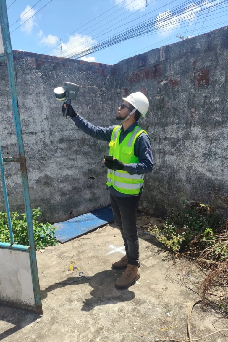 Operador BIOMAP escaneando um muro com o RS10 SLAM