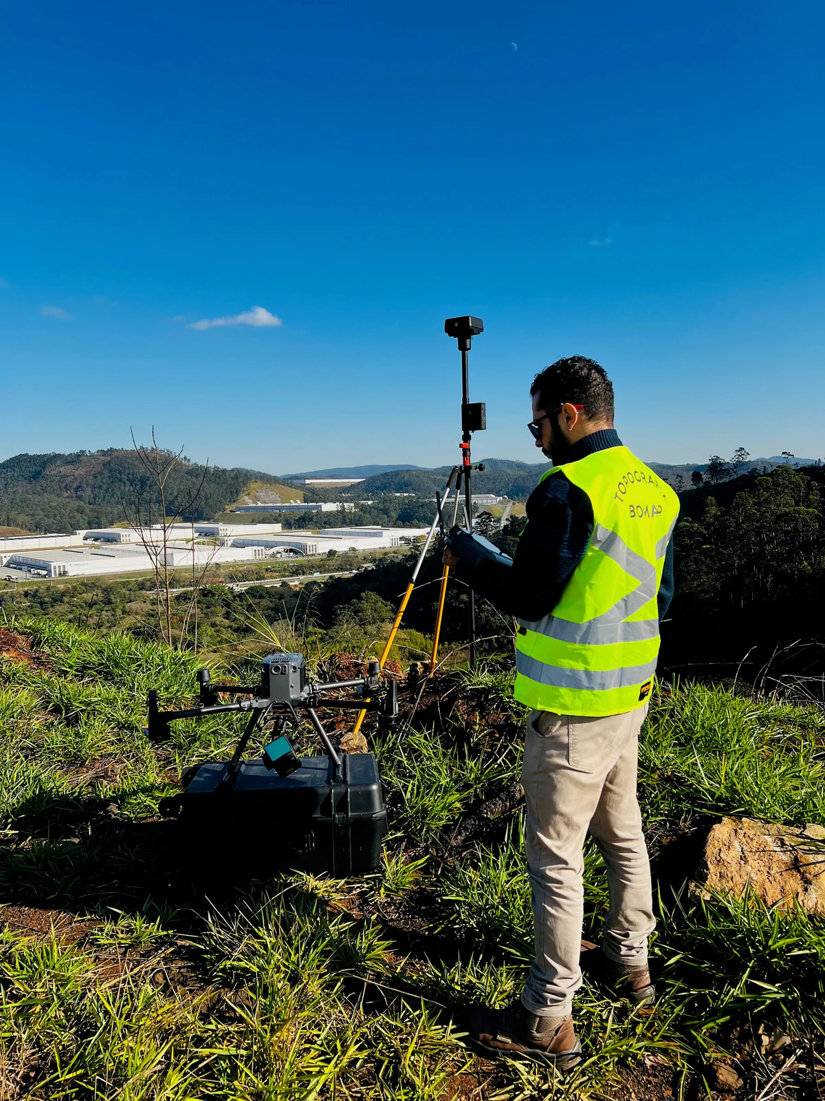 Aerolevantamento com drone e base GNSS sobre vale