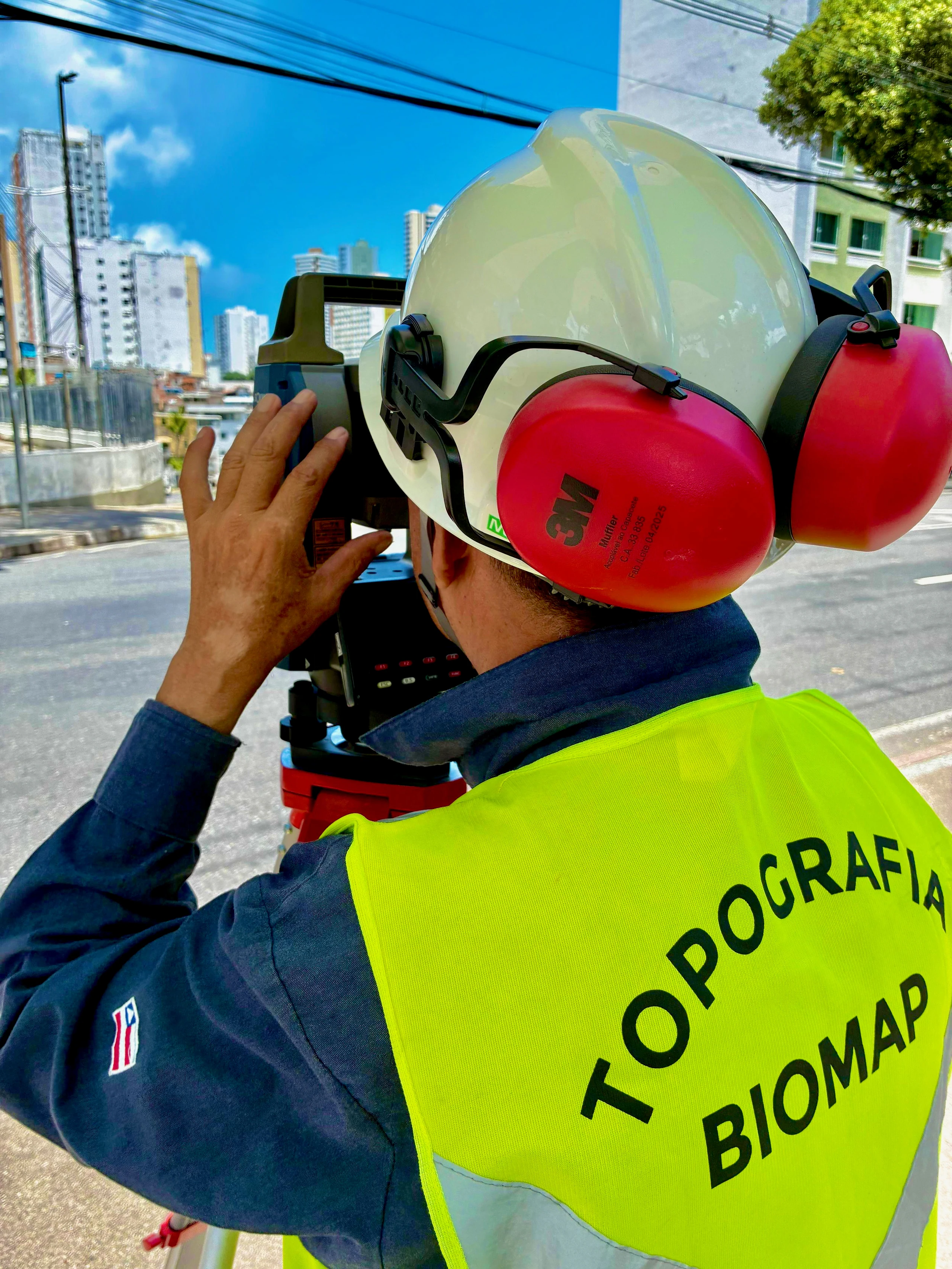 Topógrafo da BIOMAP operando estação total